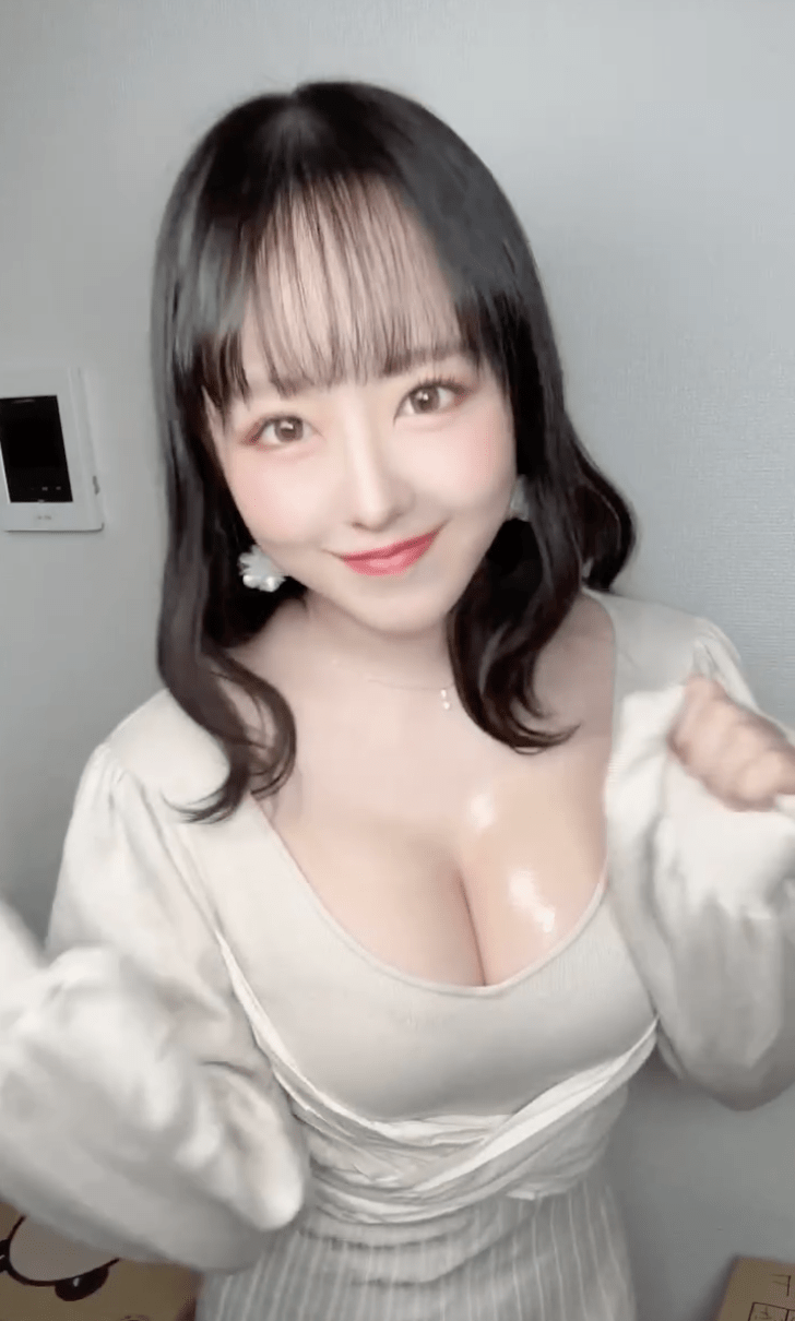 【巨乳】即撮って即アップしたやつ😂#TikTok💕 -みなぽち🎨🎹 #巨乳#テカテカ #乳揺れ ＃ダンス